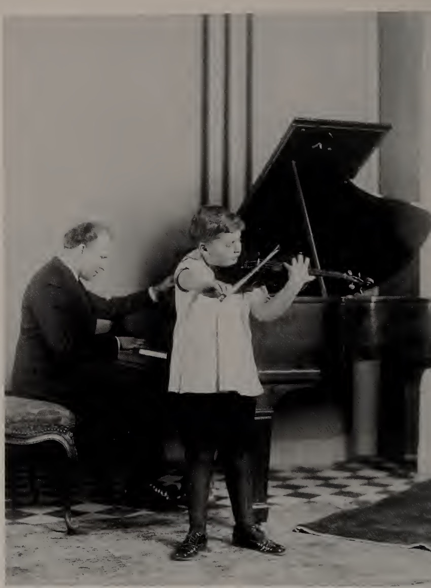 С Луисом Персингером, около 1924