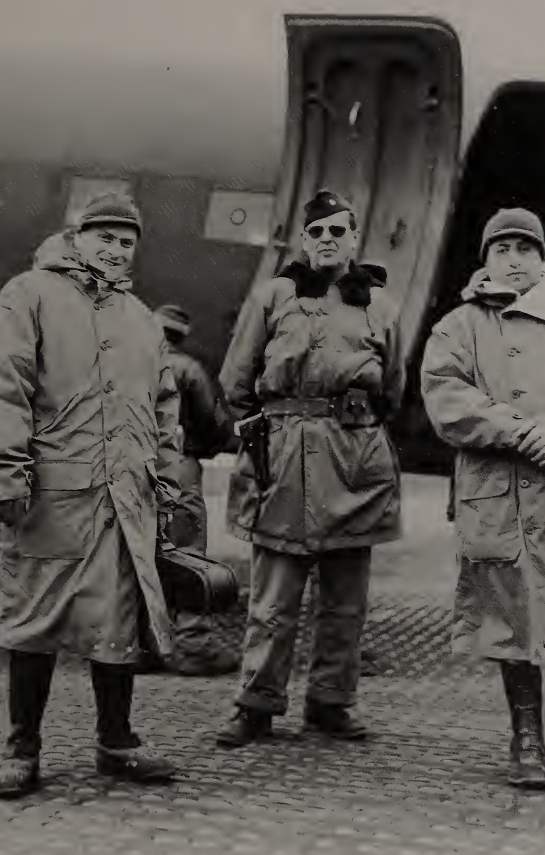Алеутские острова, март 1944: Иегуди с пианистом Адольфом Байлером и майором ВВС Стэнли А. Патерсоном