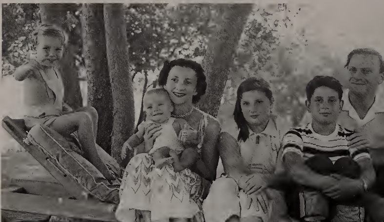 Большая семья в Альме, сентябрь 1952: Джерард, Джереми, Диана, Замира, Кров и Иегуди
