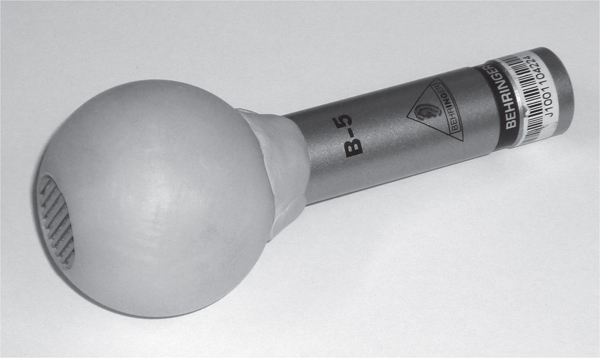 Рис. A2.3. Самодельная сфера, закреплённая на микрофоне Behringer B5 с помощью Blu-Tak. Фото: Марк Роджерс.