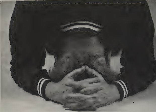 Фигура 17. Стойка на голове: опорная скоба из переплетённых пальцев