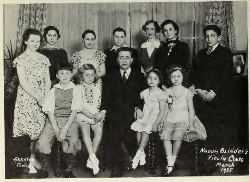 Скрипичный класс Наума Блиндера, март 1935 года. Я — прямо за спиной господина Блиндера.