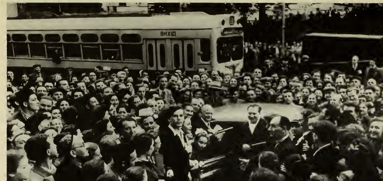 В окружении поклонников после концерта в зале Филармонии, Киев, ок. 1956.