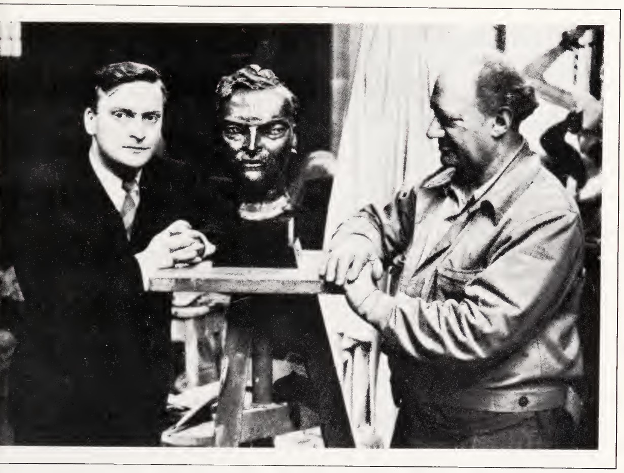 С Джейкобом Эпстайном и его бюстом Иегуди, 1945.