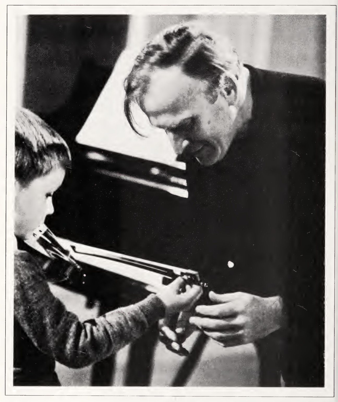 Преподаёт.